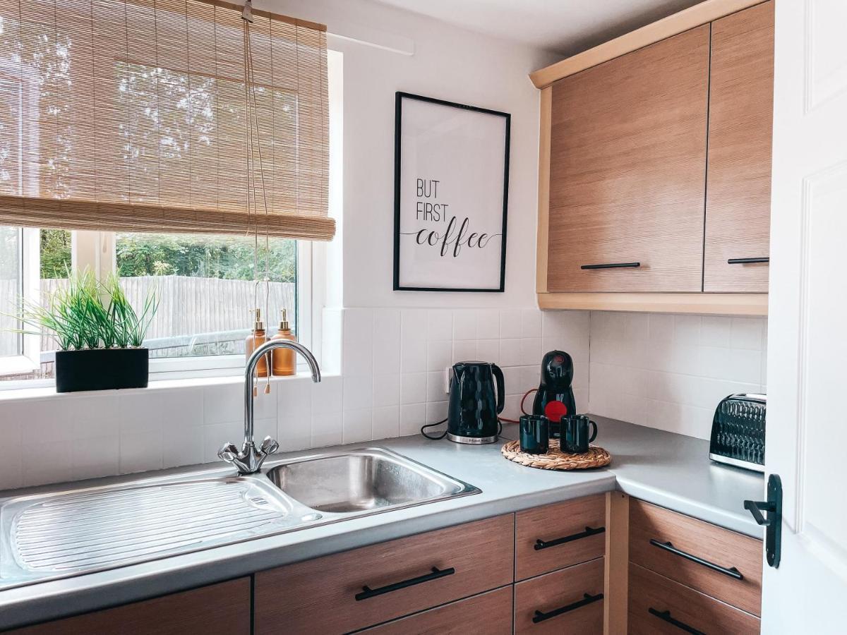 Hollybush Apartment, By Solace Stays Newport  Eksteriør bilde
